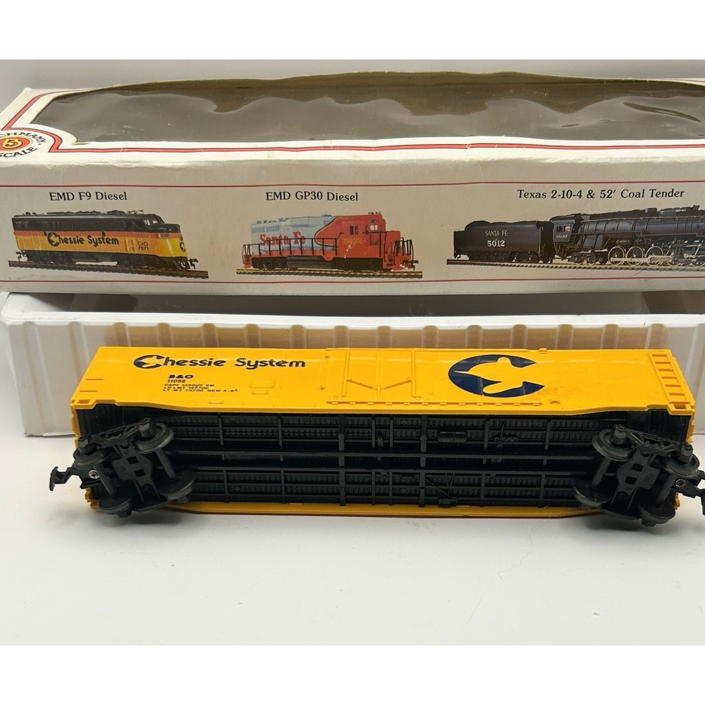 HO Scale Bachmann Chessie System B&O 11098 Yellow Box Car Freight Train - Picture 5 of 7